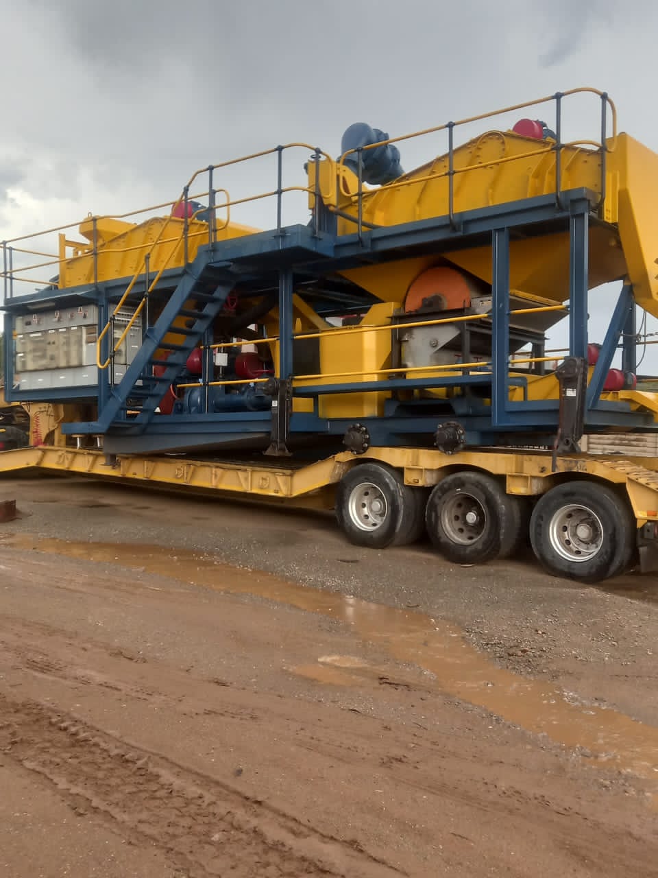 Yellow mobile wash plant secured on a lowbed for relocation