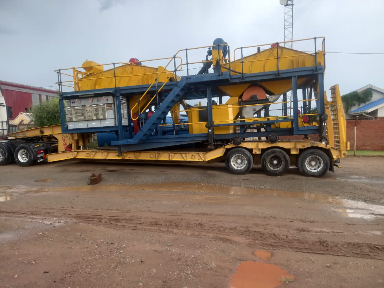 Mobile screening plant loaded on a multi-axle lowbed trailer